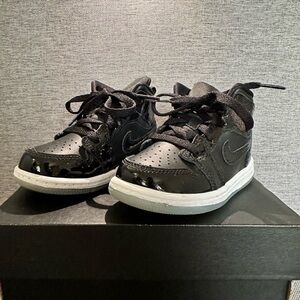 Jordan 1 Mid SE (Toddler) sneakers, size 7c!